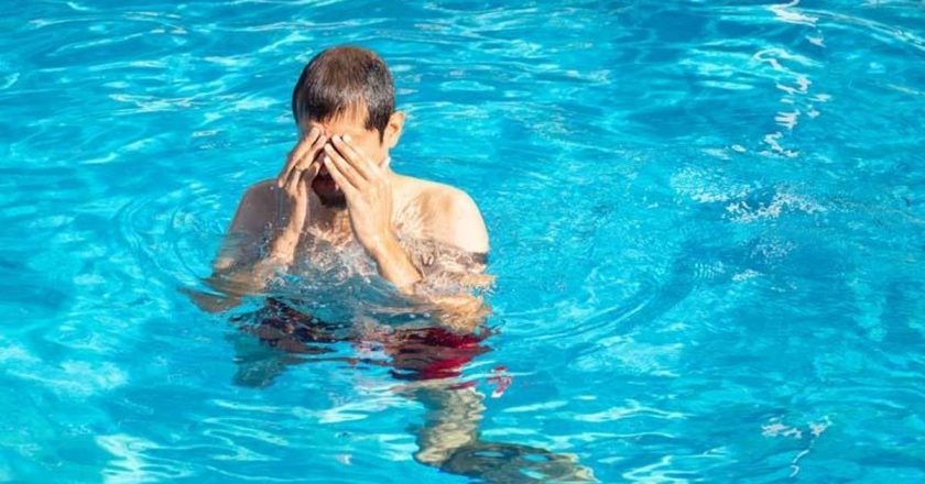 Kontakt lensli bir uzmanla yüzmek enfeksiyon uyarısı riskini artırır