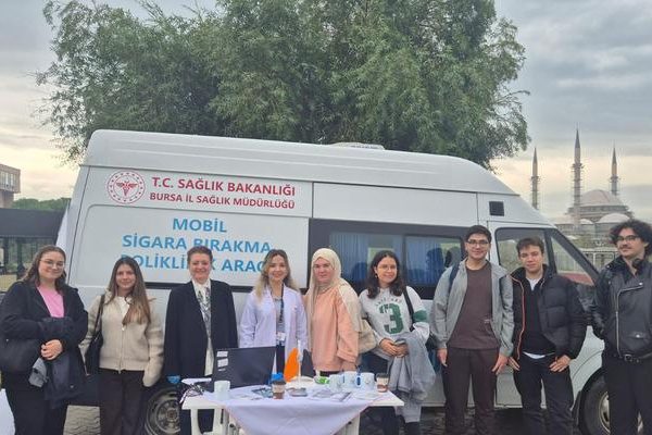 Sahada “mobil sigara bırakma araçları” ekipleri: vatandaşları sigarayı bırakmaya teşvik etmek