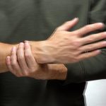 Parkinson hastalığının ilk belirtisi “basit” bir titreme olabilir: Günlük yaşamı etkileyen titremelere karşı beyin pili ve akıllı ultrason tedavisi…